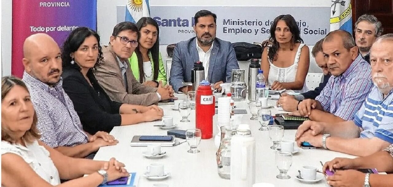 Lee más sobre el artículo Arranca la paritaria estatal en Santa Fe: docentes y empleados públicos buscan recomponer salarios