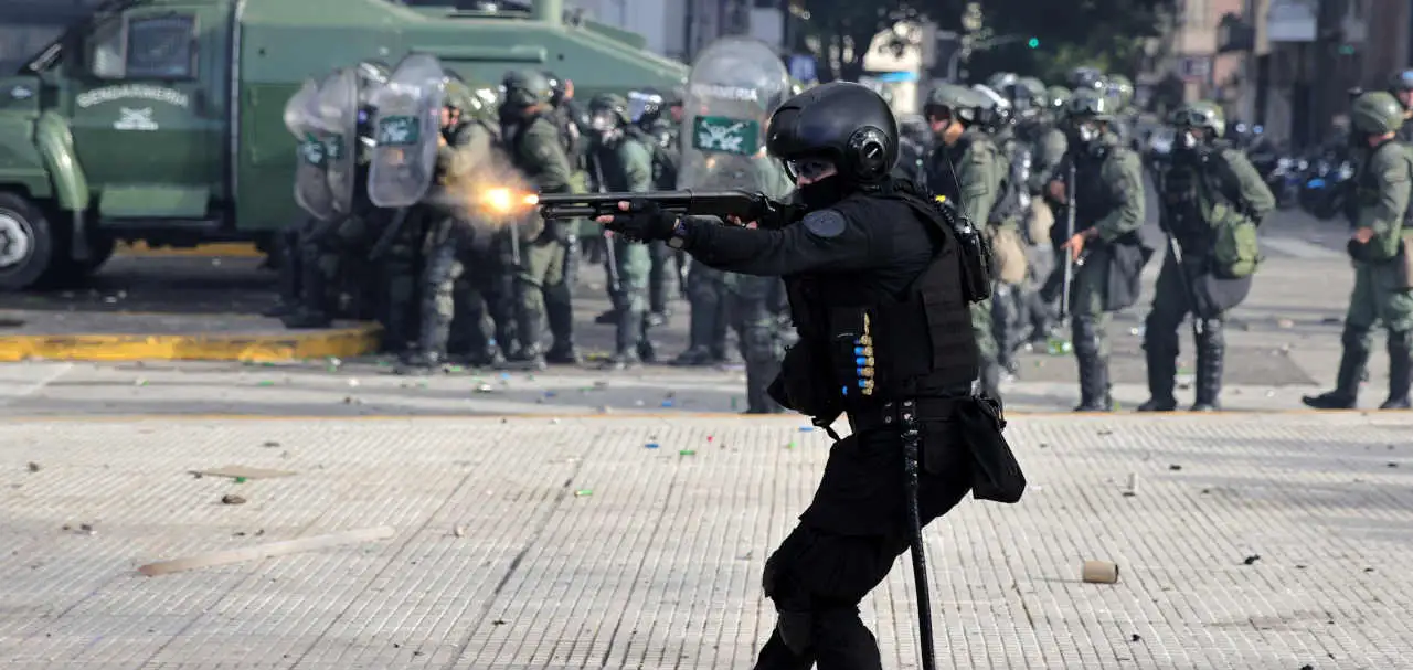 Lee más sobre el artículo Brutal represión en la marcha de los jubilados en el Congreso