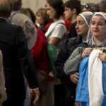 Una procesión sin fin de fieles despide a Francisco en el Vaticano