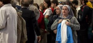 Lee más sobre el artículo Una procesión sin fin de fieles despide a Francisco en el Vaticano