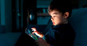 Lee más sobre el artículo Crianza de infancias atrapadas por las pantallas
