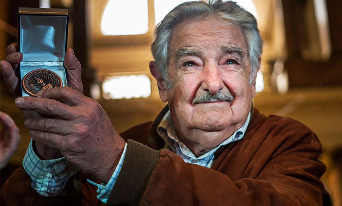 Lee más sobre el artículo Hasta siempre, Profesor: La UNR despide a José Mujica, Doctor Honoris Causa