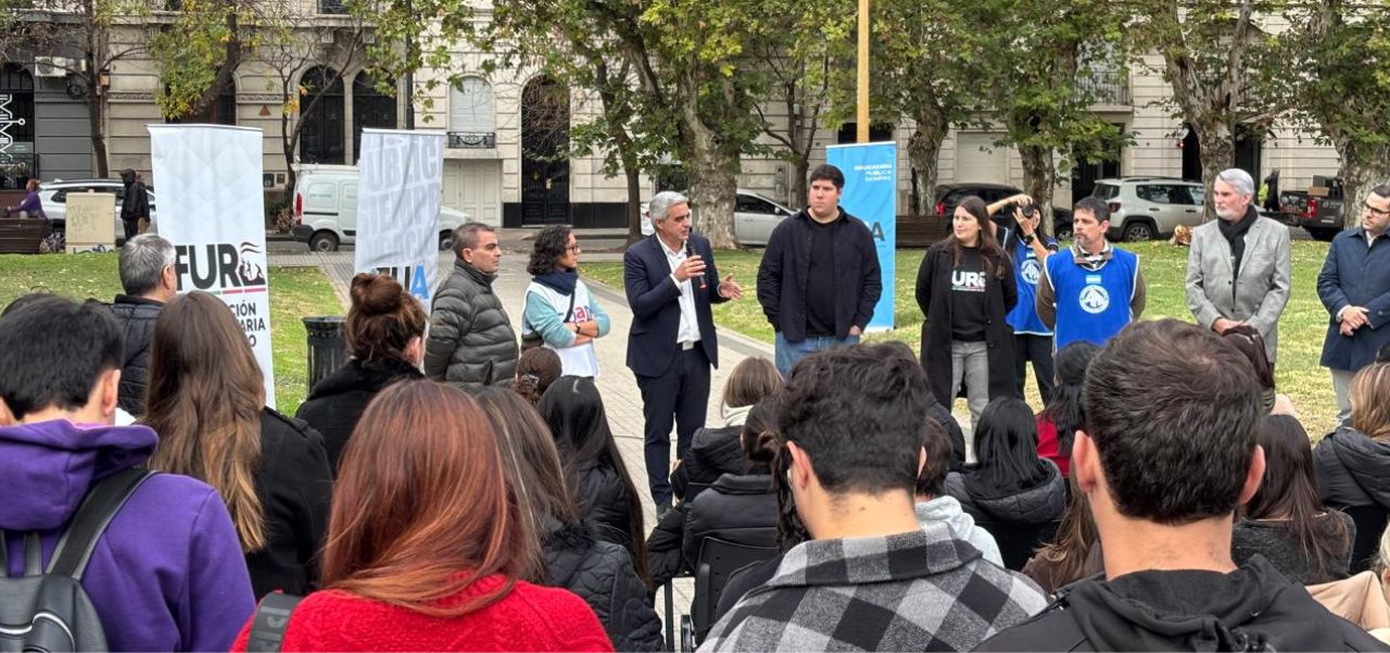 Lee más sobre el artículo Universitarios se movilizaron en Rosario en defensa de la universidad pública