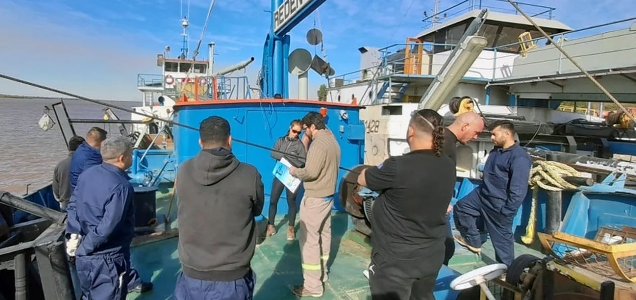 Lee más sobre el artículo Paro nacional del sector fluvial contra el DNU 340/2025: “Es la muerte de la marina mercante”