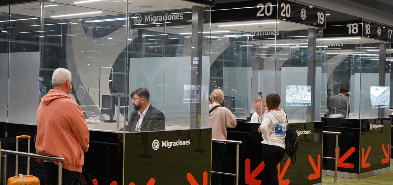 Lee más sobre el artículo El Gobierno endurece las reglas para migrantes: deportaciones exprés y posible pago en salud y universidades