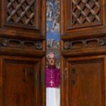 Cierran las puertas de la Capilla Sixtina y comienza la elección del nuevo papa