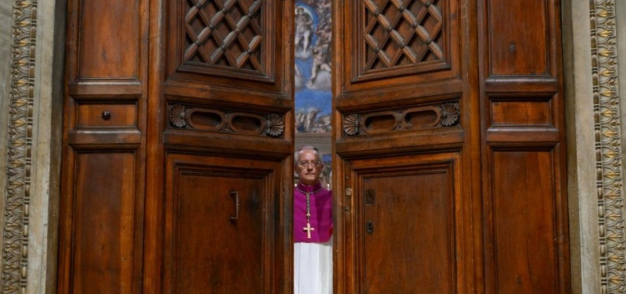 Lee más sobre el artículo Cierran las puertas de la Capilla Sixtina y comienza la elección del nuevo papa