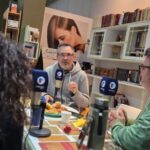 Entre pelos y libros: “Notas de Papel” visitó la Biblio Peluqueril