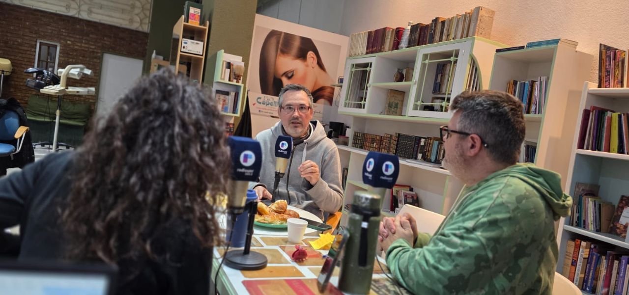 Lee más sobre el artículo Entre pelos y libros: “Notas de Papel” visitó la Biblio Peluqueril