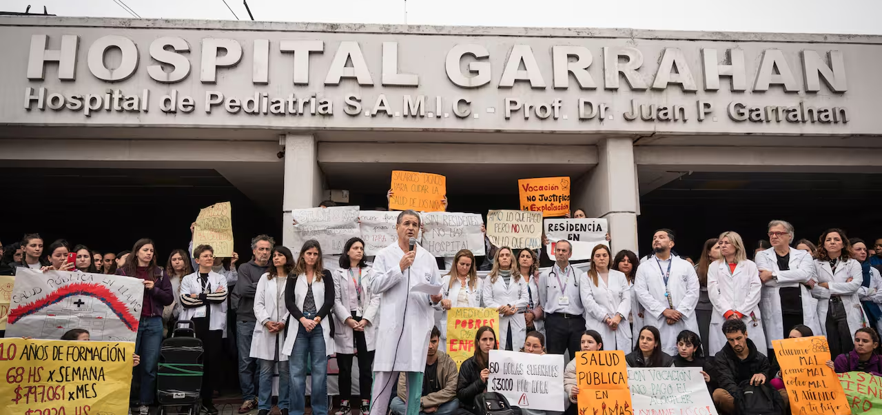 Lee más sobre el artículo Contrapunto por el aumento a los residentes del Garrahan: el Ministerio lo anuncia, pero los médicos lo niegan