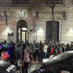 Detuvieron a dos militantes por pegar afiches tras la marcha por la condena de Cristina