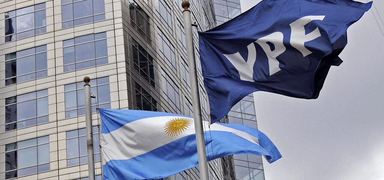 Lee más sobre el artículo YPF en la mira: jueza de EE.UU. ordenó transferir el 51% de las acciones al fondo Burford