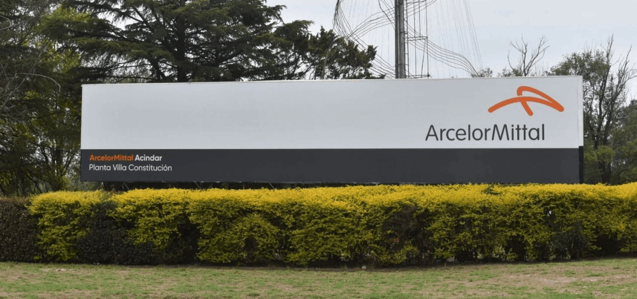 Lee más sobre el artículo Acindar paralizó su planta por una semana: 500 trabajadores suspendidos por caída de la demanda