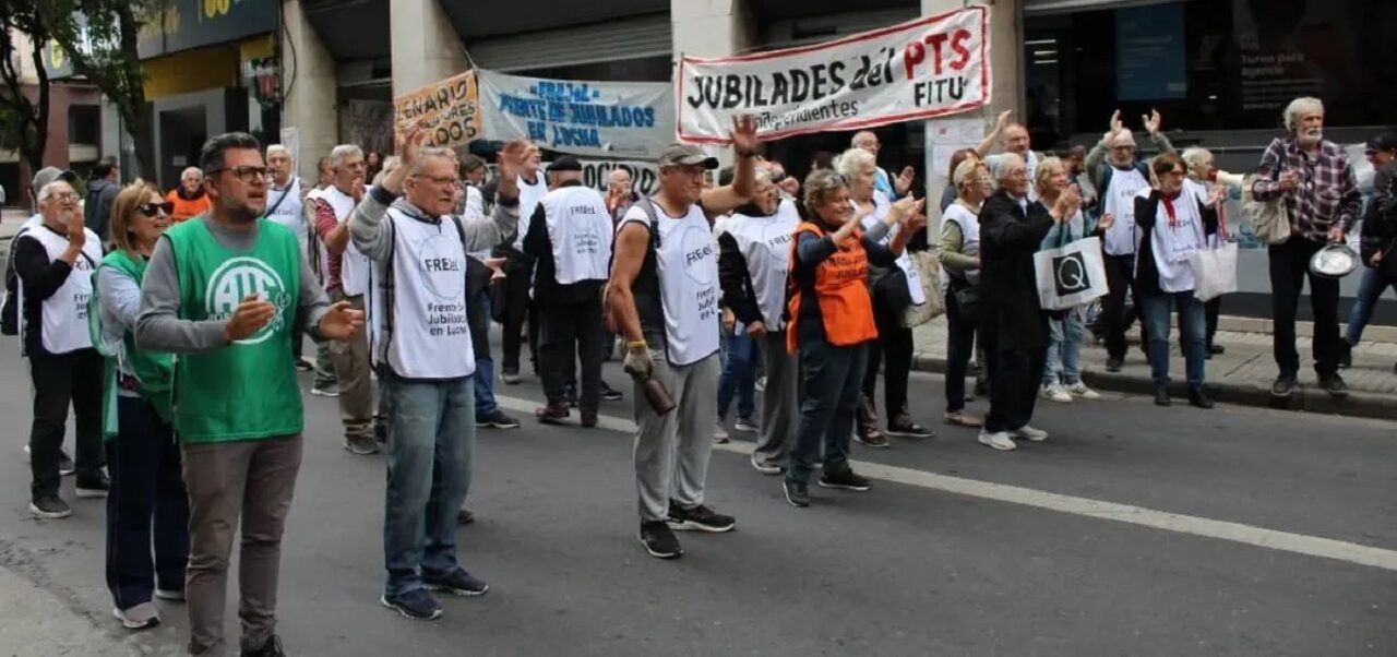 Lee más sobre el artículo Jubilados, trabajadores y organizaciones marchan hoy en defensa de la salud pública y la seguridad social