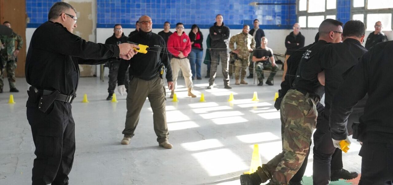 Lee más sobre el artículo Desde septiembre policías de Rosario y Santa Fe portarán pistolas Taser