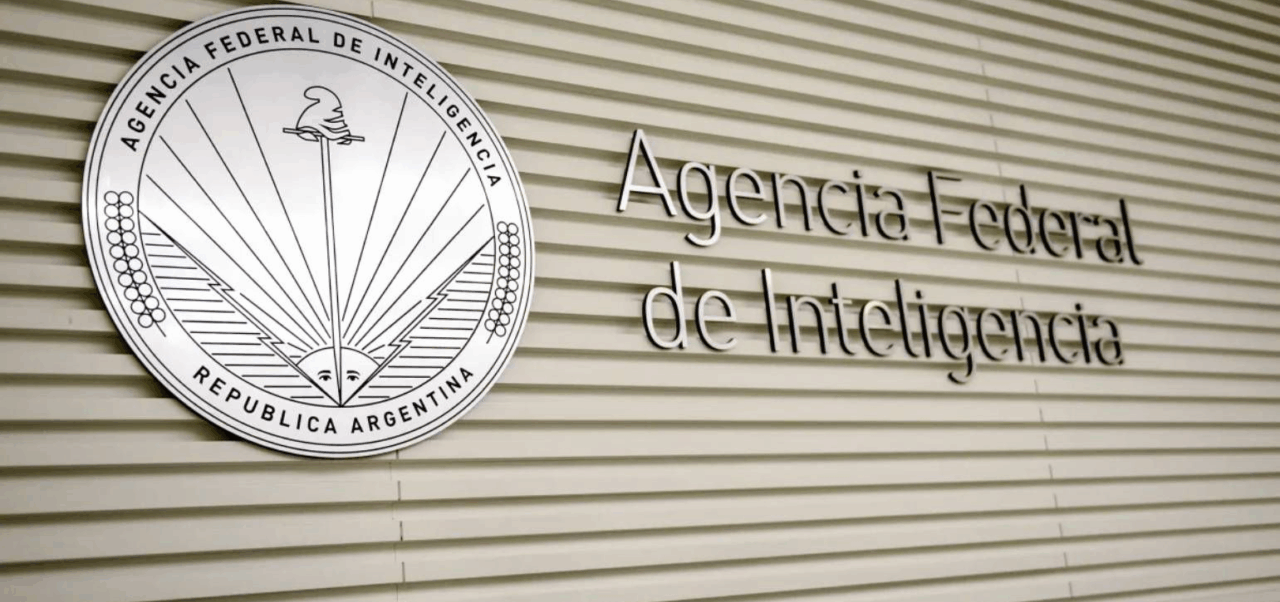 Lee más sobre el artículo Denuncian a la SIDE por espiar a dirigentes opositores, gremios y organizaciones sociales