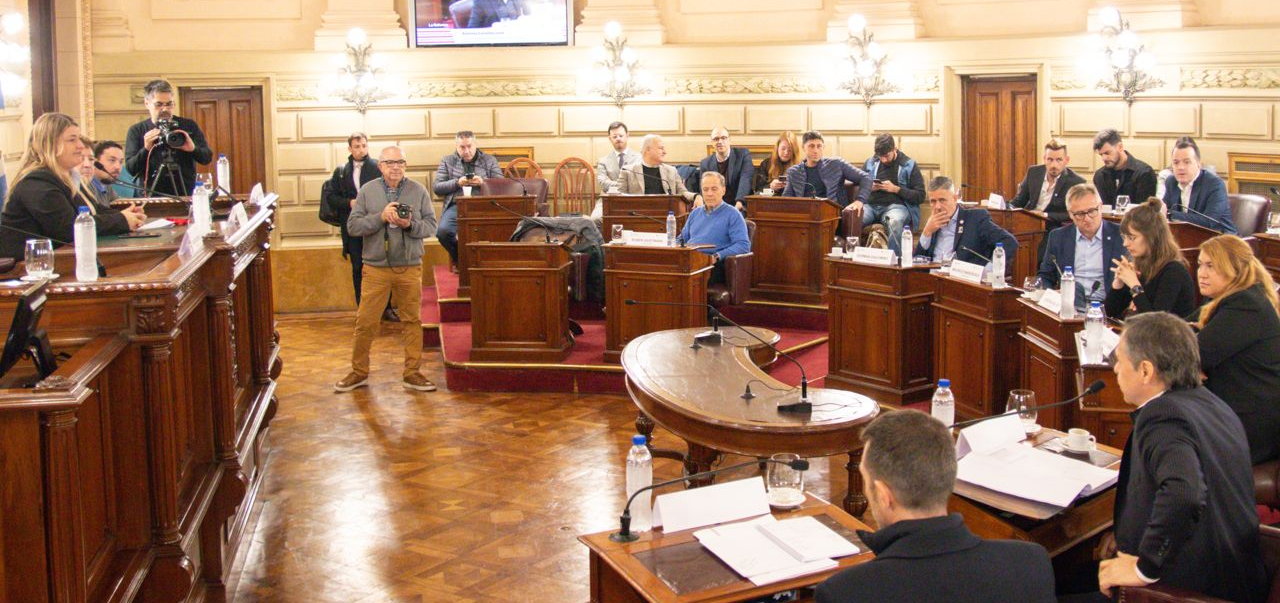 Lee más sobre el artículo La reforma provincial tuvo su jornada más tensa con cruces por autonomía municipal y recursos