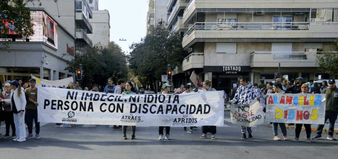 Lee más sobre el artículo Concentración en Rosario tras el veto de Milei a la Ley de Emergencia: “Es una declaración de abandono”