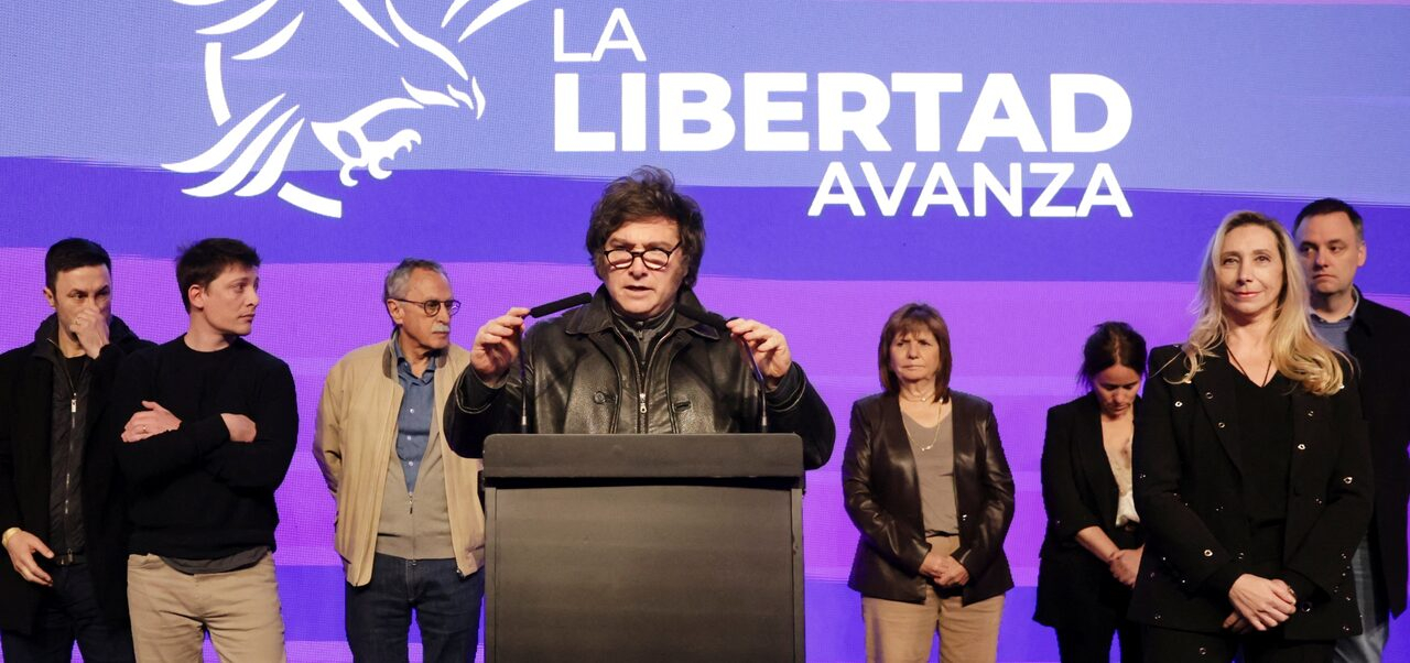 Lee más sobre el artículo Milei busca armar una mesa política nacional tras la derrota en Buenos Aires y convocó a gobernadores al diálogo