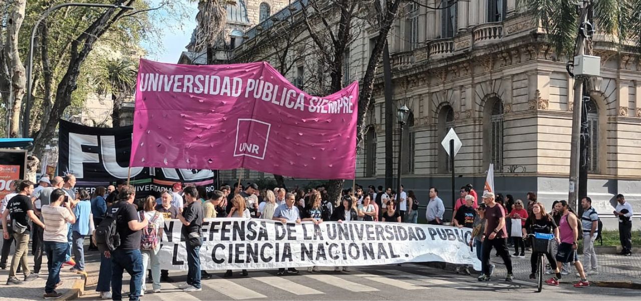Lee más sobre el artículo Marcha federal en defensa de la educación pública: Rosario se moviliza