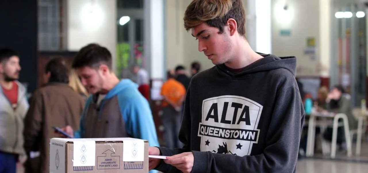 Lee más sobre el artículo Algoritmos, streaming y charlas: cómo deciden su voto las juventudes 