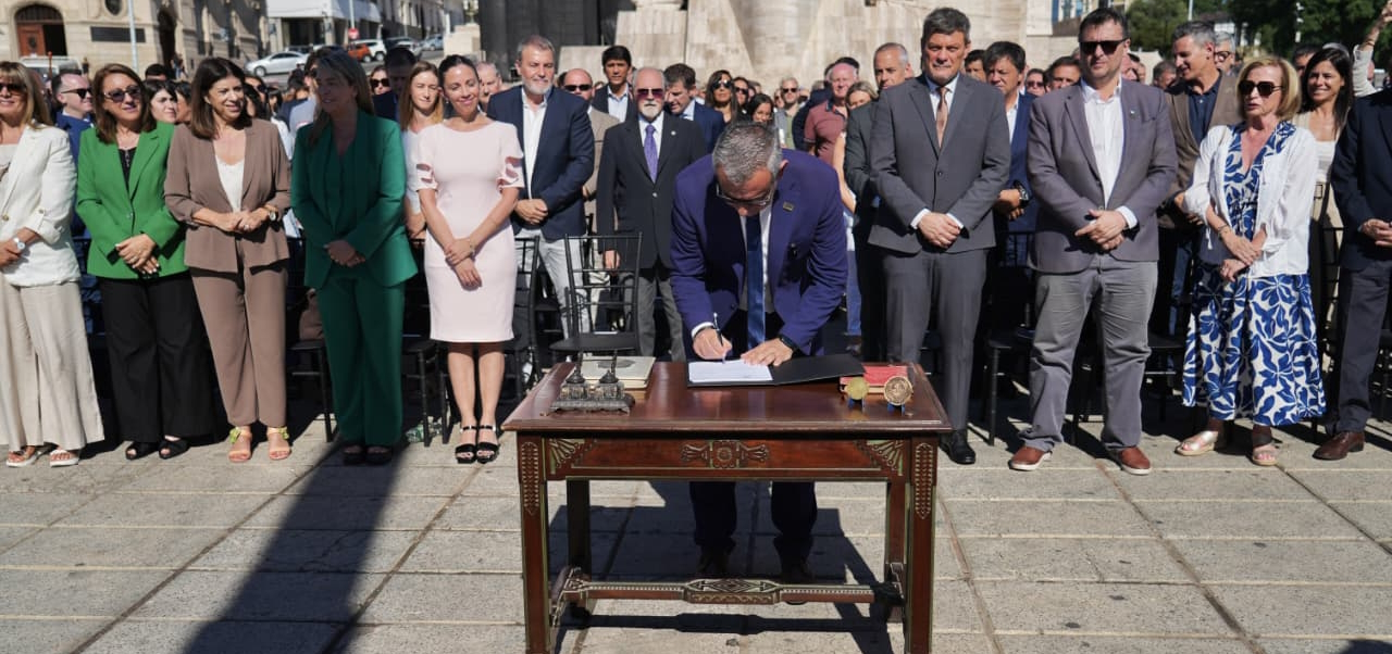 Lee más sobre el artículo Javkin lanzó la autonomía municipal en un acto fundacional: “Rosario va a decidir por sí misma”