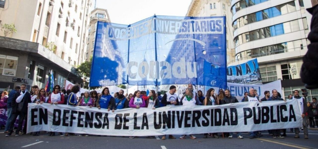 Lee más sobre el artículo En dos años los docentes universitarios perdieron casi siete sueldos