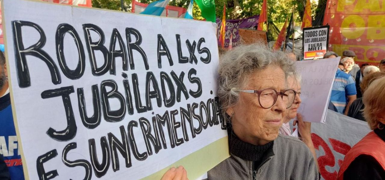 Lee más sobre el artículo Ajuste sin fin: Las jubilaciones perdieron poder adquisitivo por la fórmula de actualización de Milei
