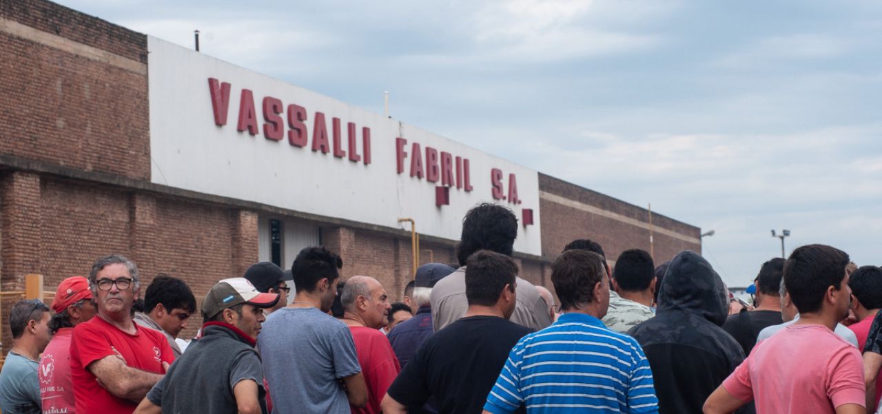 Lee más sobre el artículo Crisis en Vassalli: 280 trabajadores sin cobrar y con la empresa “desaparecida”