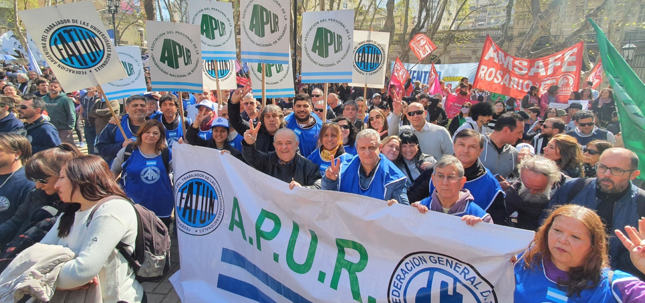 Lee más sobre el artículo No docentes de la UNR rechazaron un aumento del 2% y un bono por falta de paritarias