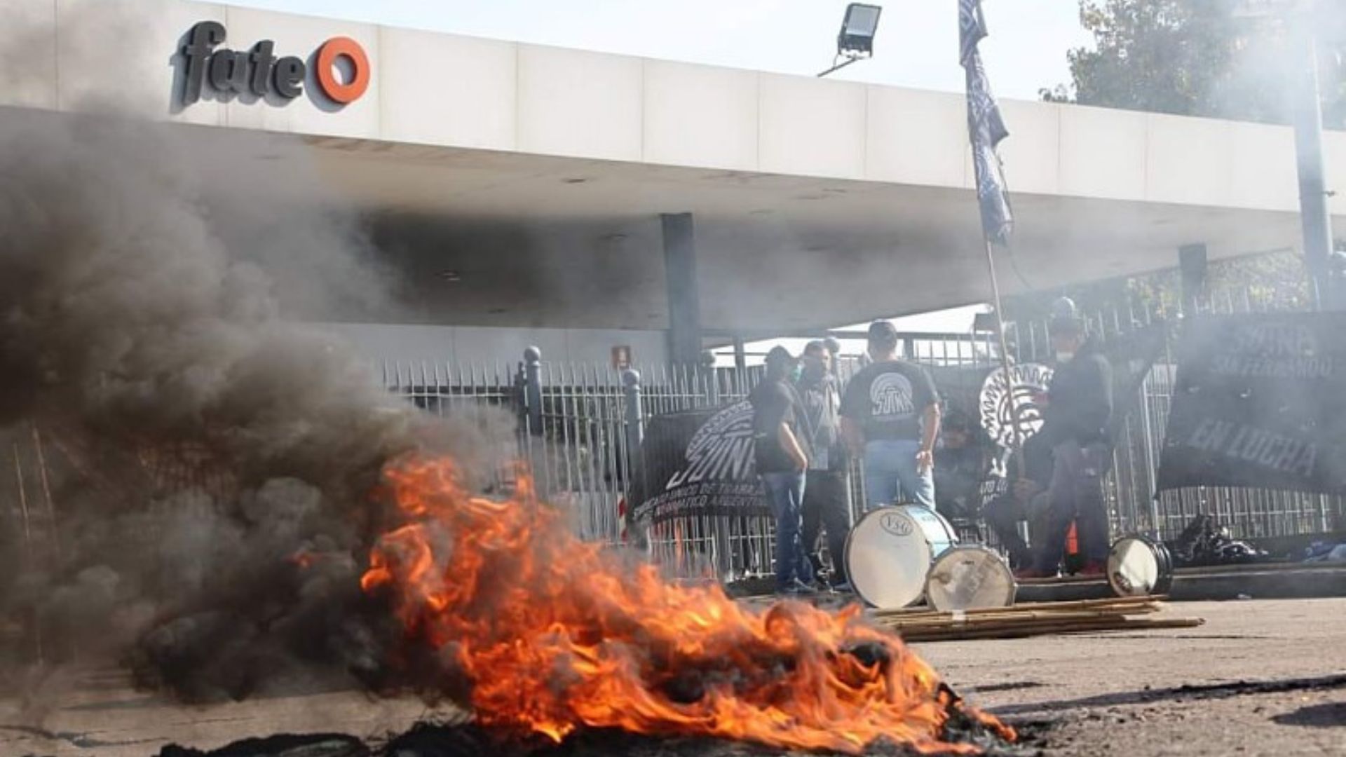 Lee más sobre el artículo SUTNA va a la justicia: Alejandro Crespo denuncia “estafa” de Fate tras los despidos