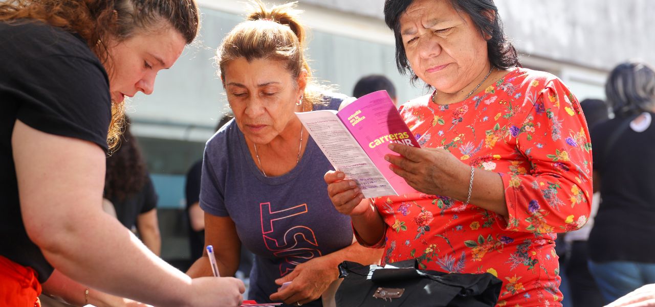 Lee más sobre el artículo UNR y la Municipalidad de Rosario presentaron 40 cursos de oficios en los distritos municipales