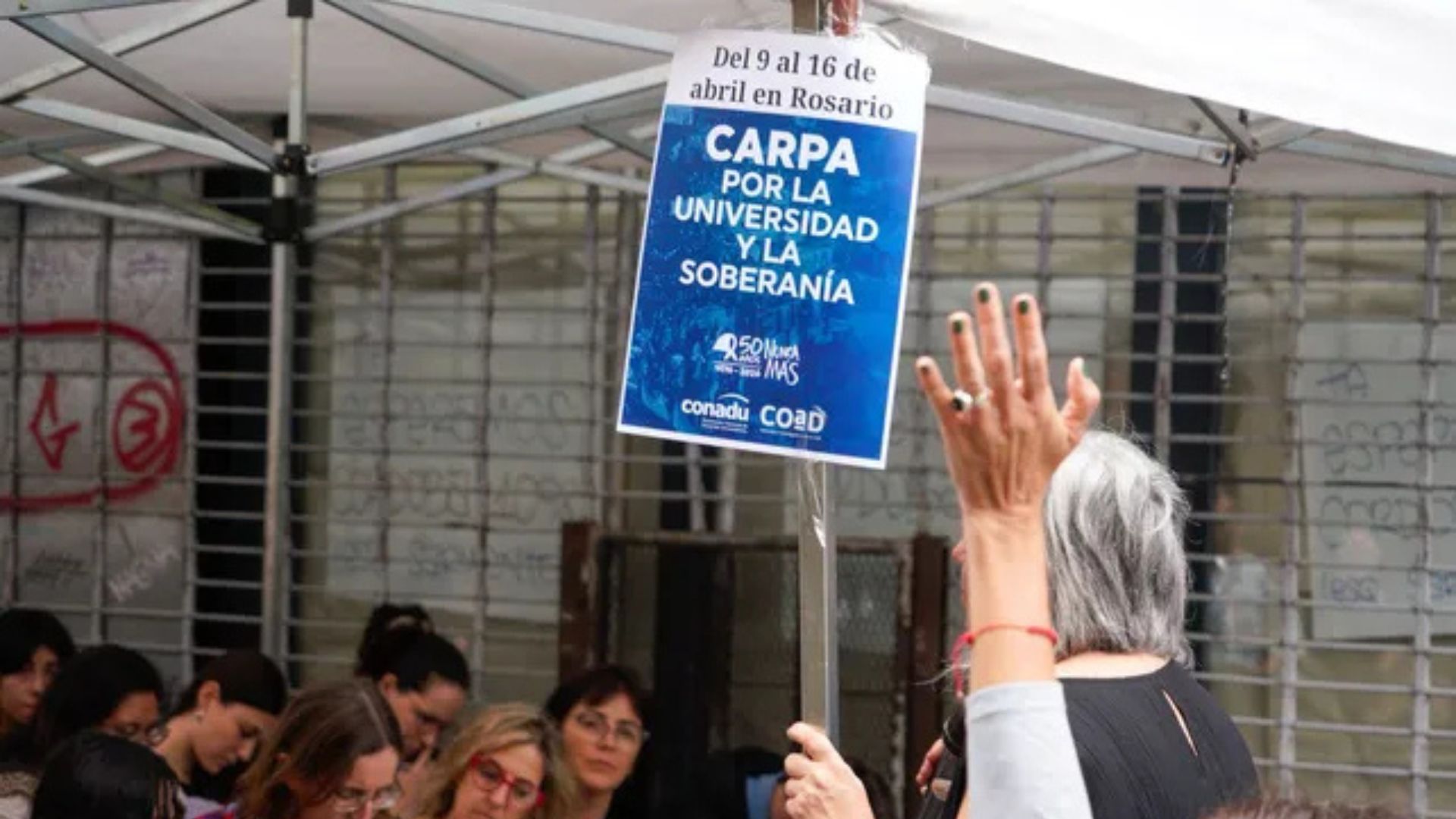 Lee más sobre el artículo Clases públicas y carpa itinerante: los docentes universitarios profundizan el plan de lucha