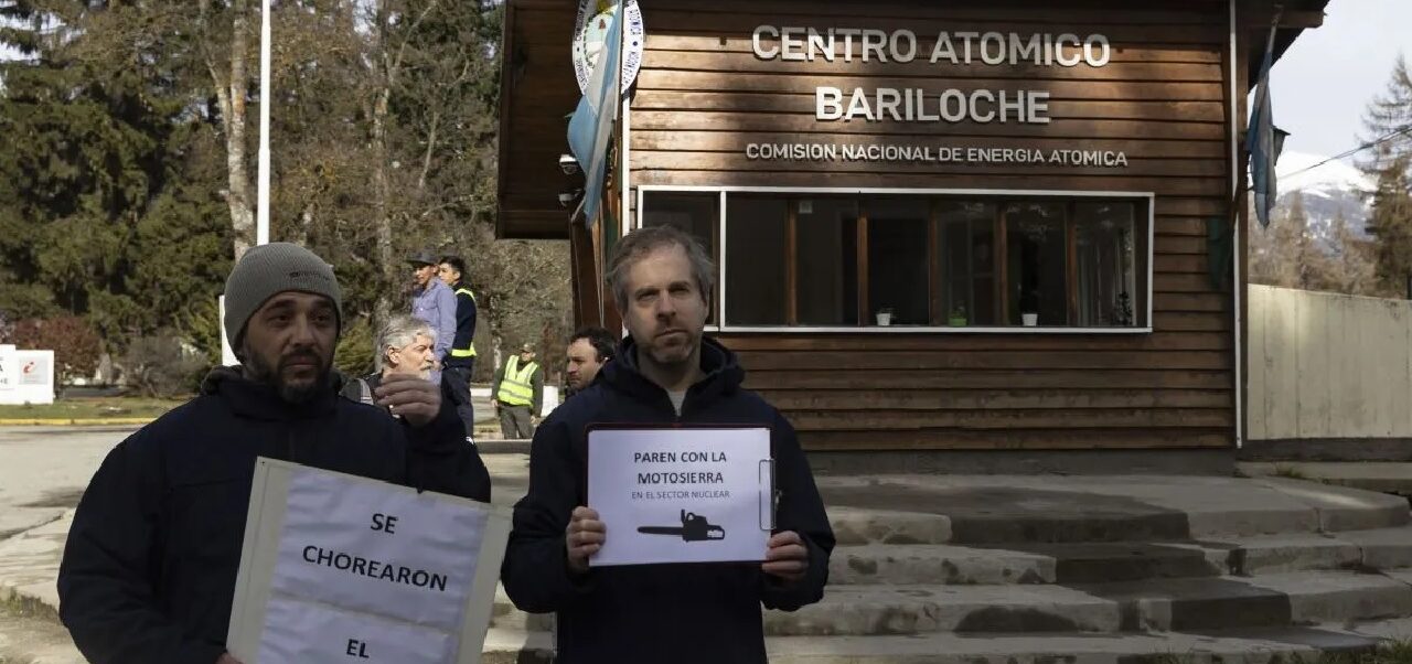 Lee más sobre el artículo Trabajadores del Centro Atómico Bariloche denuncian “desmantelamiento” del plan nuclear