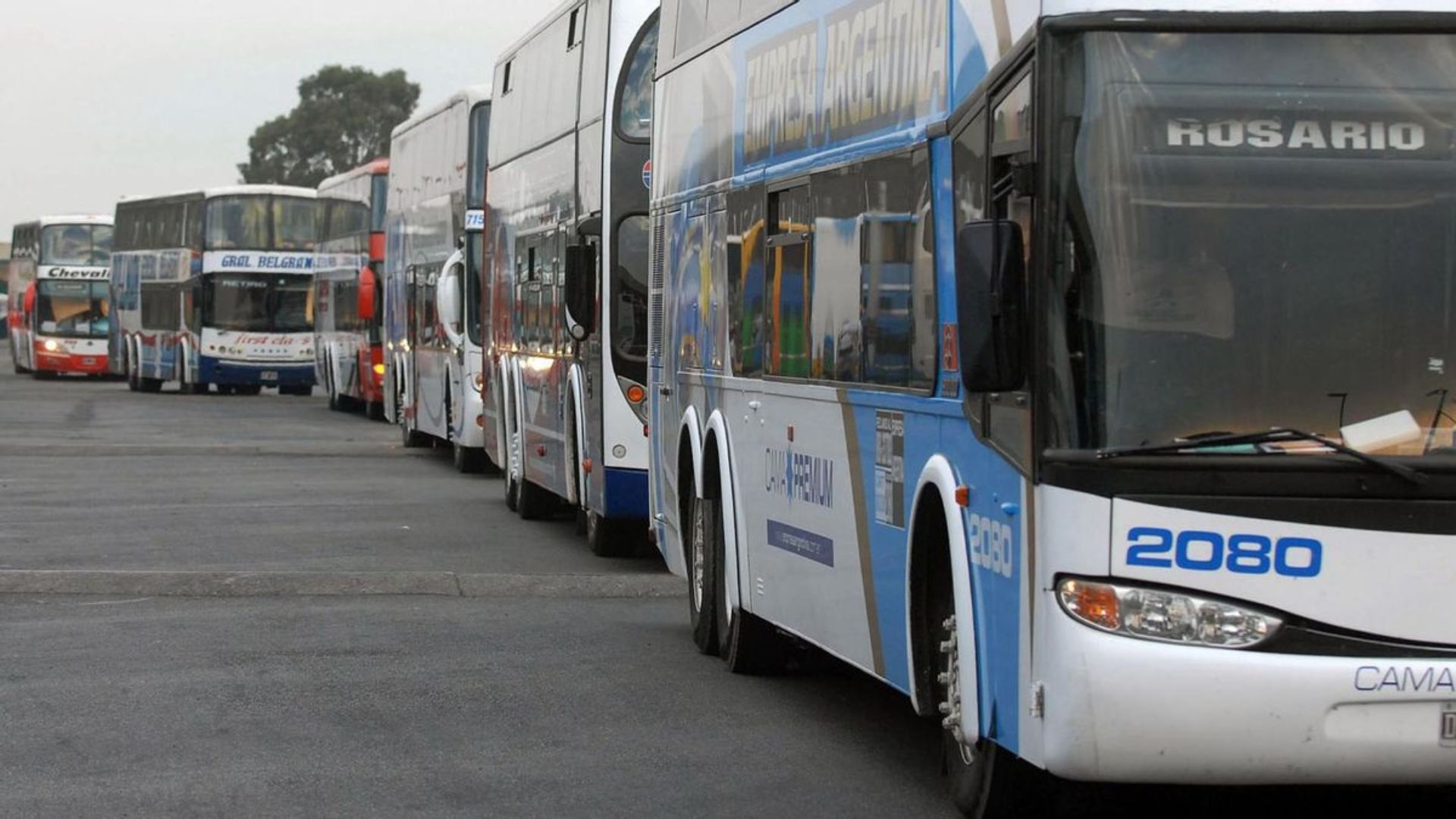 Lee más sobre el artículo El transporte santafesino en alerta: frecuencias reducidas y boletos congelados frente a la suba del combustible