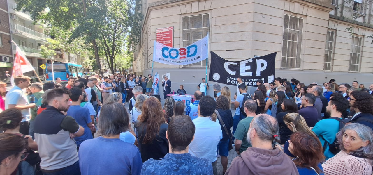 Lee más sobre el artículo Abrazo solidario y ruidazo: docentes profundizan las acciones en defensa del sistema universitario