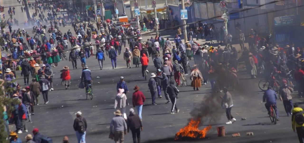 Lee más sobre el artículo Crisis política y social en Bolivia: bloqueos y represión frente al pedido de renuncia presidencial