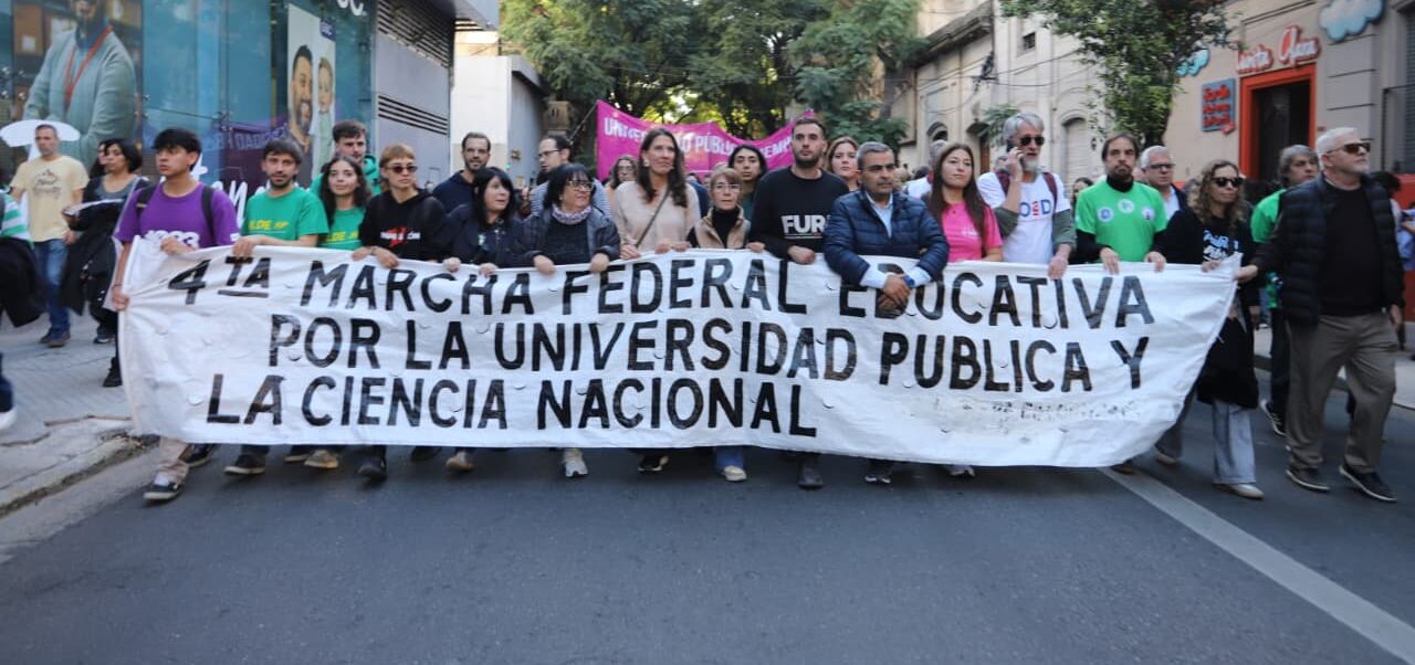 Lee más sobre el artículo Masiva marcha por la Universidad Pública: “No vamos a ser la generación que deje morir a la Universidad Pública”