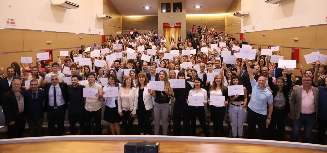 Lee más sobre el artículo Creció un 22% la tasa de graduados en la UNR respecto a 2025