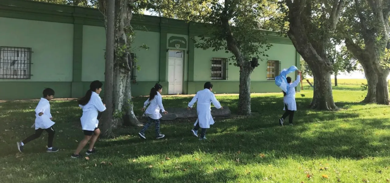 Lee más sobre el artículo Conicet y la UNR inauguran la muestra “Situadas”, un recorrido por escuelas, territorios y comunidades