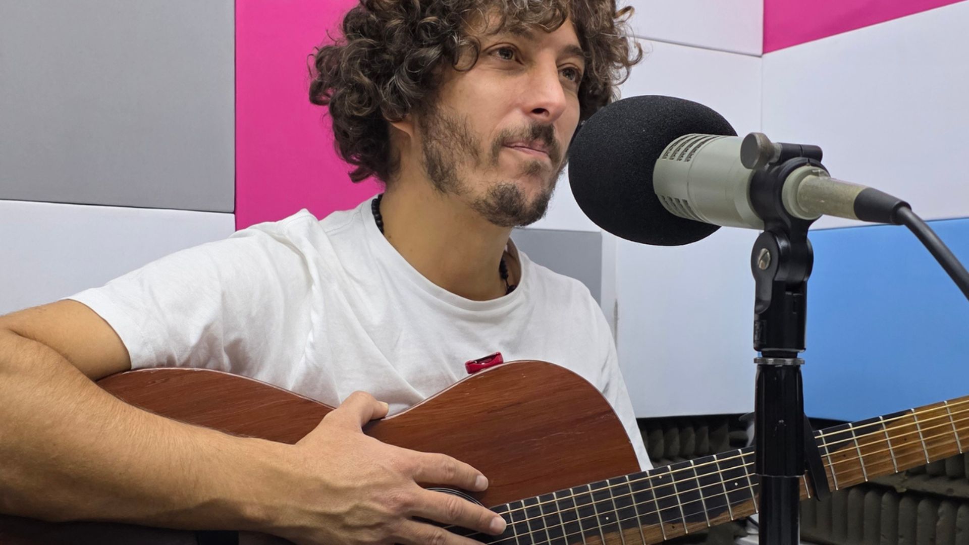 Lee más sobre el artículo Adrián Berra presentó “Antes de saltar”, su disco más personal