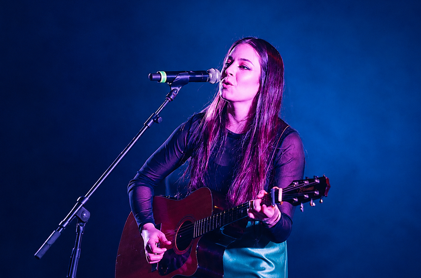 Lee más sobre el artículo Cata Torres en Dr. Smooth: “La música me invadió por el canto, pero pronto decidí tocar la guitarra”