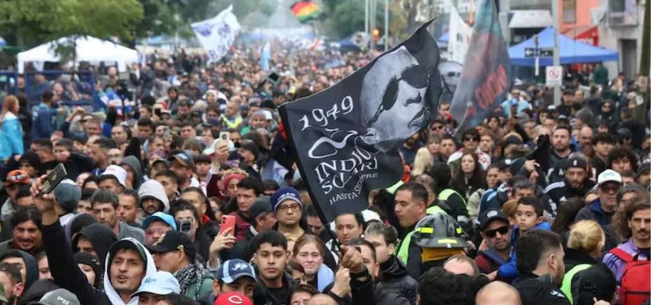 Lee más sobre el artículo Mística, política y poesía: El legado del Indio Solari analizado desde la capilla ardiente