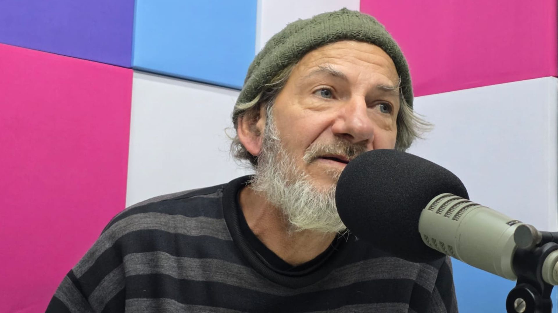 Lee más sobre el artículo El universo de Max Cachimba: arte, historietas y humor sin filtros en el ECU