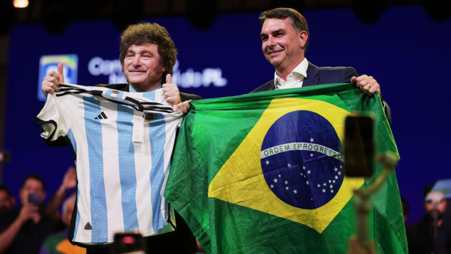 Lee más sobre el artículo Abogados argentinos denuncian a Milei por usar dinero público en mitin de Flavio Bolsonaro