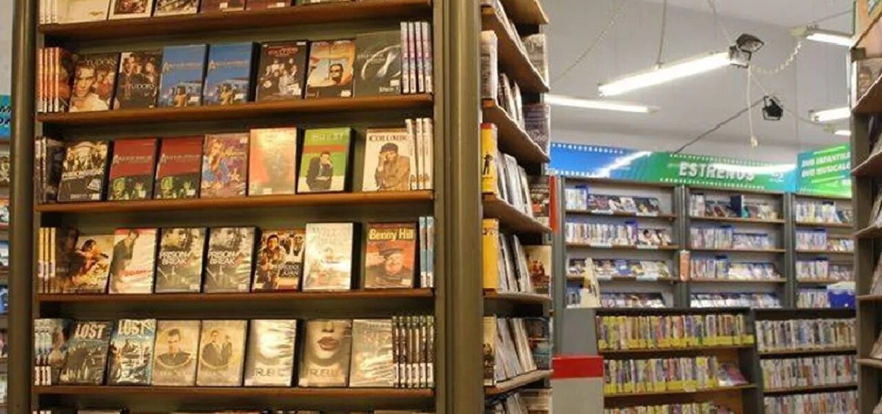 Lee más sobre el artículo Un videoclub en tiempos de Netflix: la historia de Videoteca, que encontró un nuevo hogar en la UNR