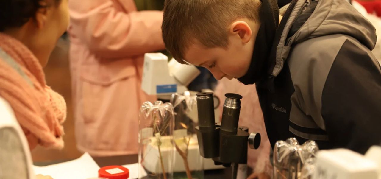 Lee más sobre el artículo Visible lo Invisible: La UNR convoca a escuelas primarias a participar de la experiencia