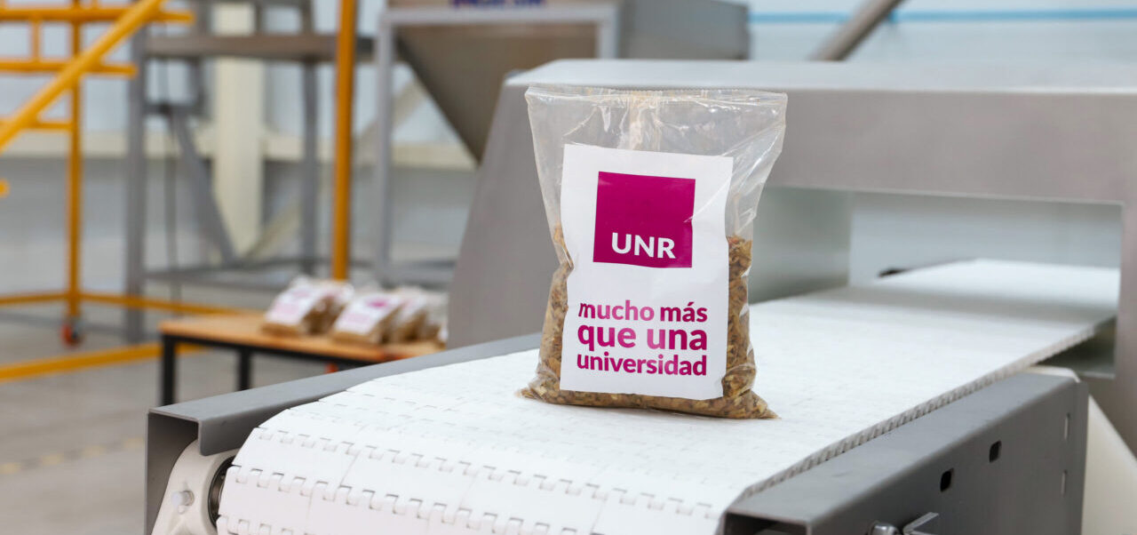 Lee más sobre el artículo ​La UNR inauguró su Planta Pública de Alimentos: producirá 320 mil raciones anuales para sectores vulnerables