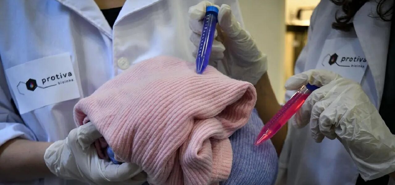 Lee más sobre el artículo ¿Se puede teñir ropa sin contaminar? El proyecto argentino que desarrolla pigmentos a partir de bacterias