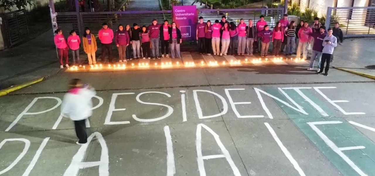 Lee más sobre el artículo “Presidente, cumpla la ley”: estudiantes de la UNR se manifestaron de cara a la Marcha Federal por el Financiamiento Universitario